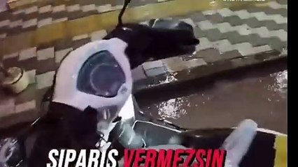 Kurye yağmurda sipariş edilen topu sinirlenerek yere vurdu