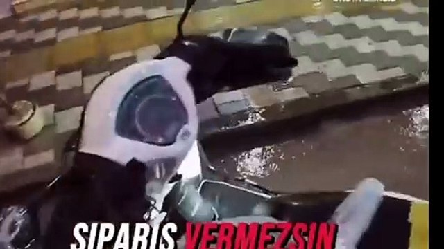 Kurye yağmurda sipariş edilen topu sinirlenerek yere vurdu