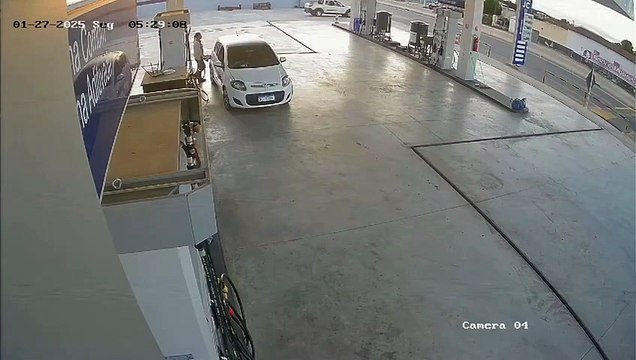 Motorista manda frentista abastecer carro e foge antes de pagar