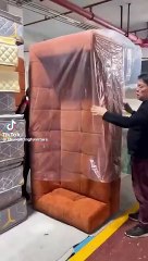 Muestran la forma de empaquetar sofás en China que impresiona a todo el mundo: "Están a años luz"