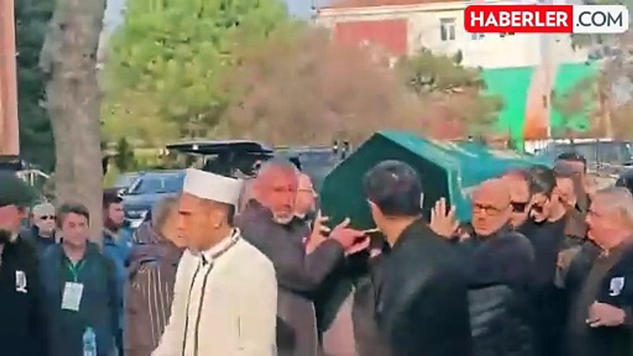 Aras Bulut İynemli'nin babası son yolculuğuna uğurlandı: Zor gününde dostları yalnız bırakmadı