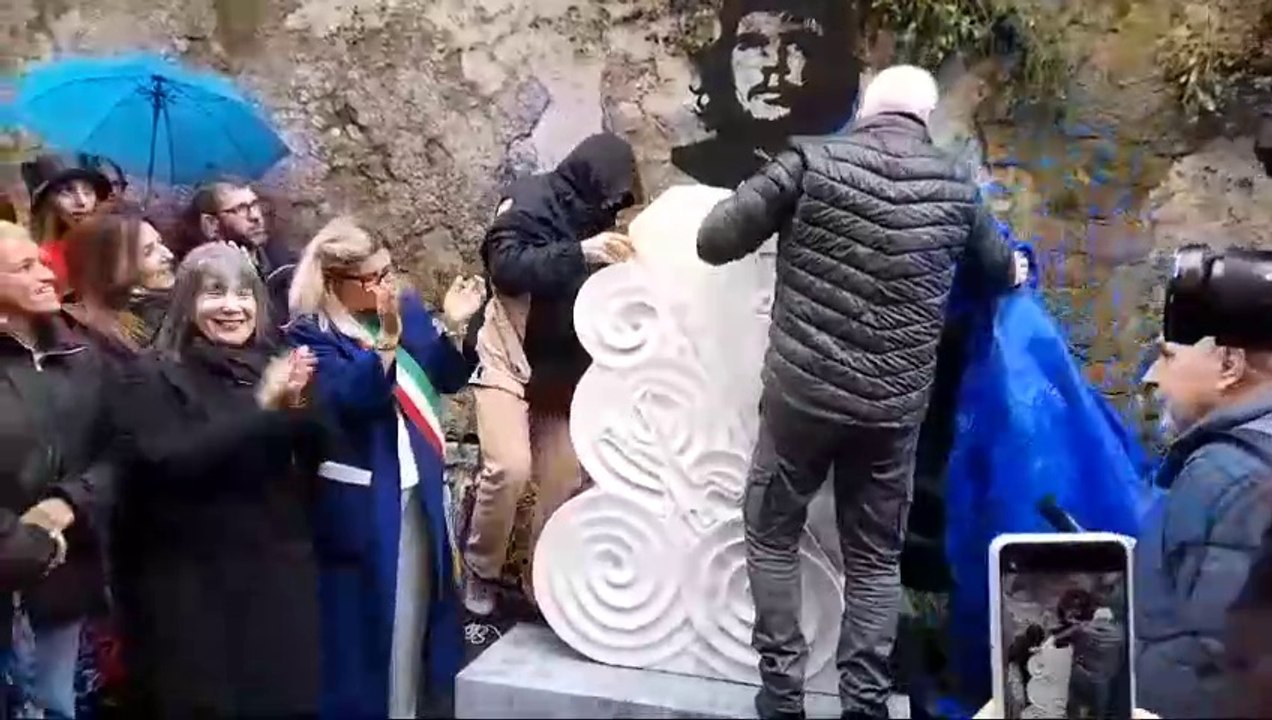 A Carrara la prima statua in Italia dedicata a Che?Guevara