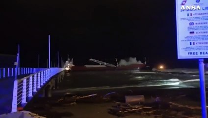 Nave incagliata a Marina di Massa, si teme lo sversamento di inquinanti