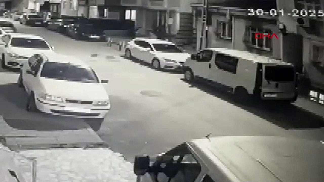 İstanbul- Eyüpsultan'da aile katliamı: Şüphelinin binadan çıkışı kamerada