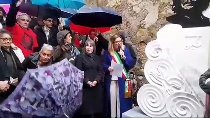 Carrara, la sindaca Serena Arrighi inaugura la prima statua del Che in Italia