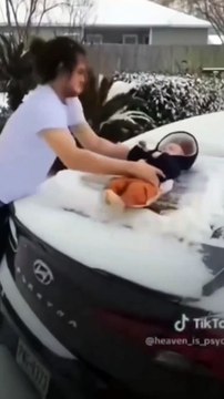 VIDEO: ¡Buscaba likes! Usó a un bebé como limpia parabrisas de su vehículo