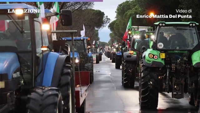 Pisa: agricoltori in corteo con almeno 60 trattori lungo l?Aurelia