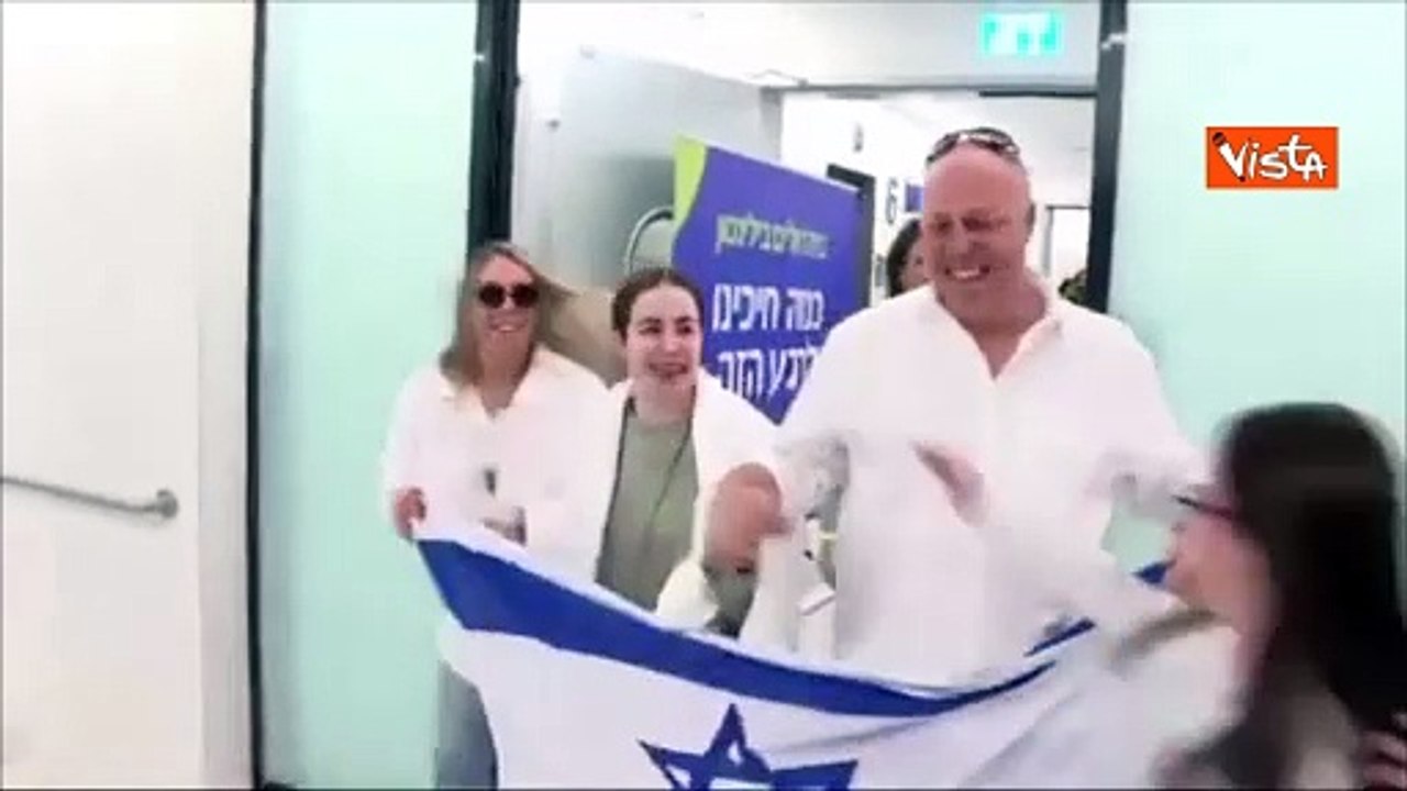 Bandiera israeliana e abbraccio coi familiari per le prigioniere israeliane liberate da Hamas