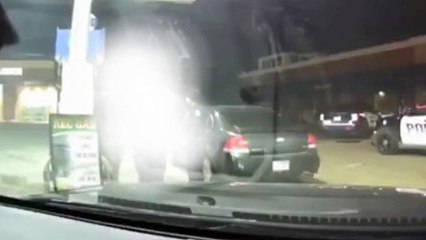 VIDEO: Hombre le roba el arma a un policía y se quita la vida