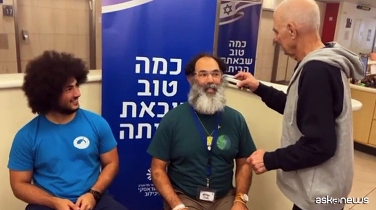 Ostaggio israeliano liberato taglia la barba "di protesta" del figlio