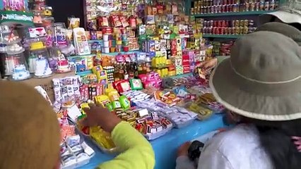 Dólares em miniatura: bolivianos recorrem à divindade aimará contra um 2025 sombrio