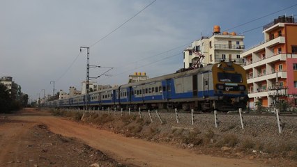 East Coast Railway multiple unit as train 66585 to Hosur, India / S-Bahn Bangalore, Indien / Rame automotrice électrique