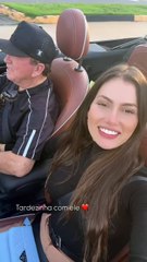 Namorada de Amado Batista passeia em carro conversível com o cantor  