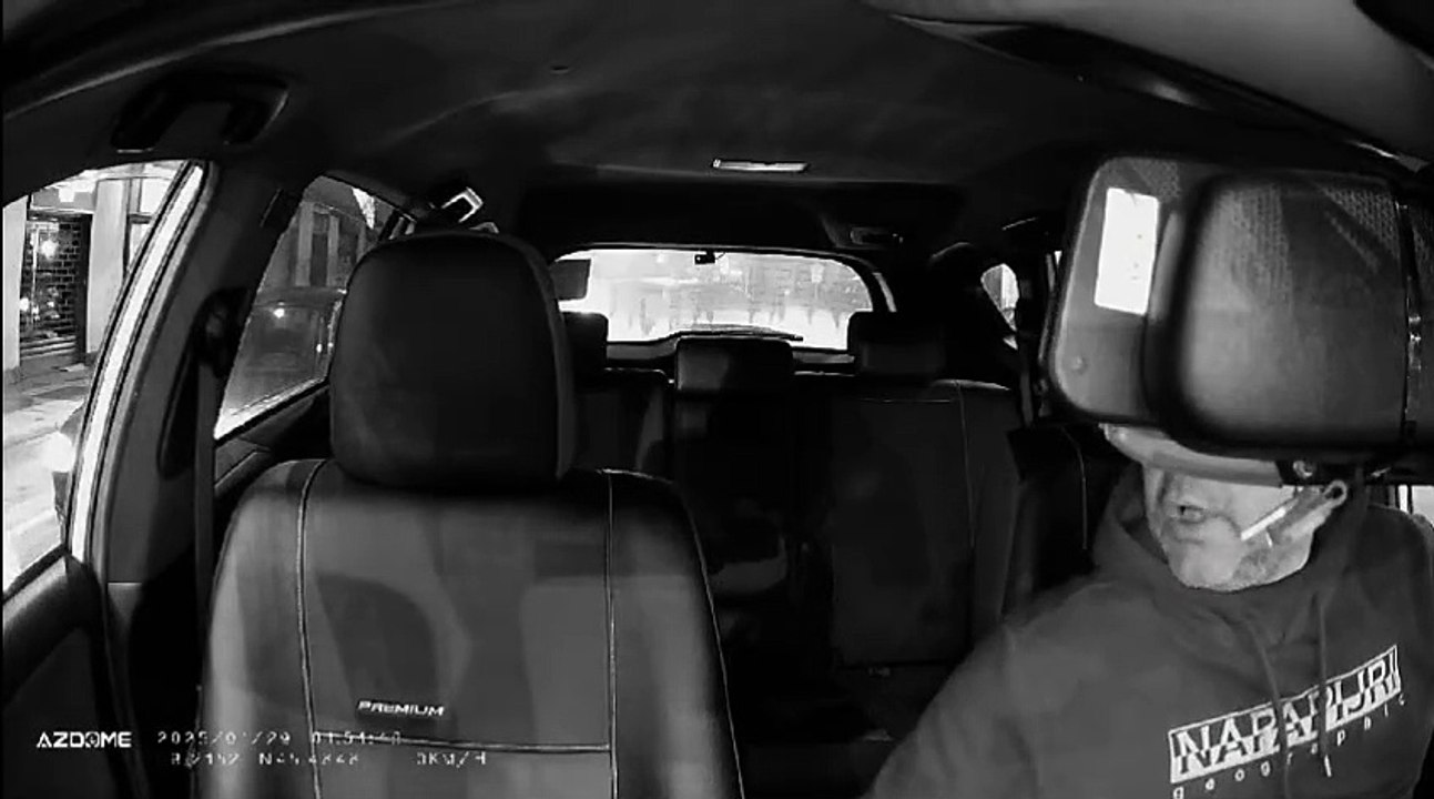 Taxi speronato?a Milano dopo una lite al semaforo: ?Tassista di m**da! Ti becchi?una coltellata?