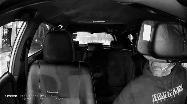 Taxi speronato?a Milano dopo una lite al semaforo: ?Tassista di m**da! Ti becchi?una coltellata?