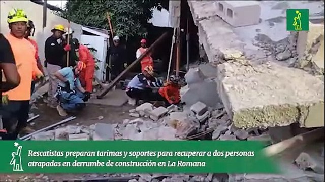 Rescatistas preparan tarimas y soportes para recuperar a dos personas atrapadas en derrumbe de construcción en La Romana
