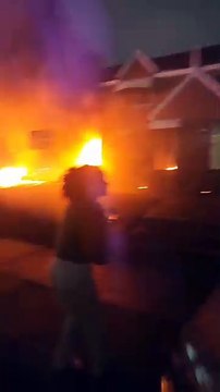 Brasileira fica desesperada ao ver que casa pegou fogo, após queda de avião na Filadélfia