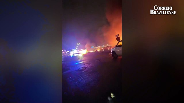 Avião cai em área urbana da Filadélfia e atinge carros e casas