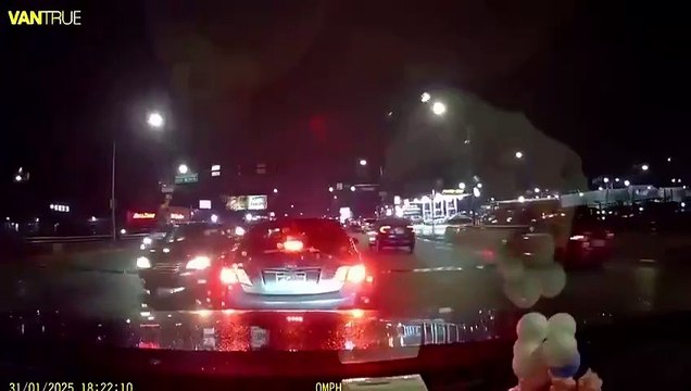 Avião de pequeno porte cai nos EUA logo após decolagem e atinge casas