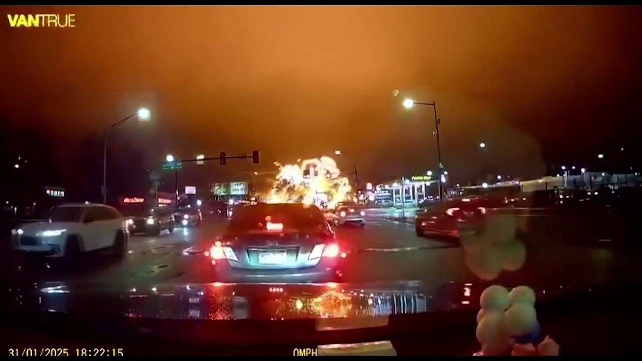 Al menos 6 muertos tras chocar un avión pequeño en zona urbana de Filadelfia, según medios