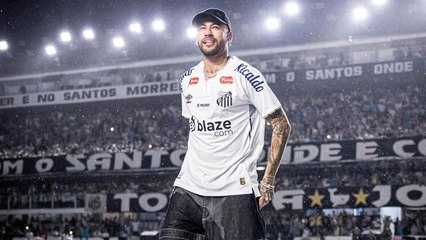 Neymar besa el escudo de Santos ante miles de aficionados; se fue el niño y regresó el hombre de futbol