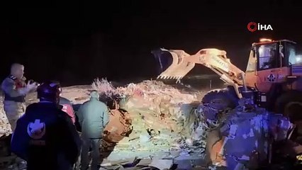 Kaçak göçmen taşıyan tırın gizli bölmesi çöktü! Ölü ve yaralılar var