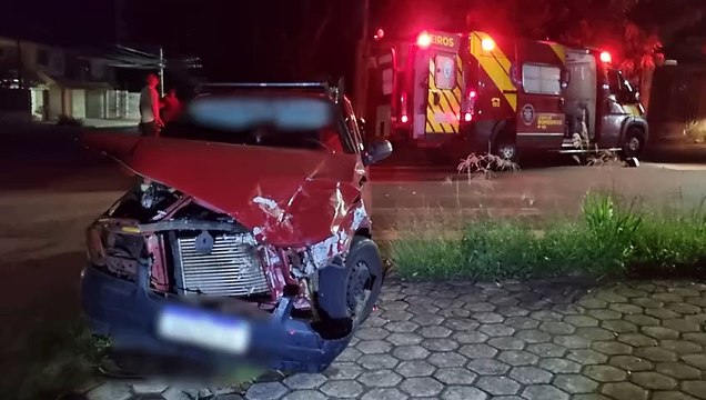 Levando cãozinho no veterinário, mulher fica ferida em colisão entre carros no Centro de Cascavel