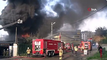 İstanbul'da lastik deposu alev alev yandı