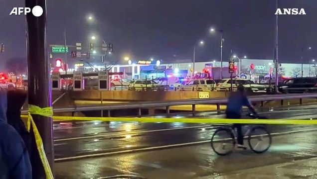 Jet medico caduto a Philadelphia, i soccorsi sul luogo dell'incidente