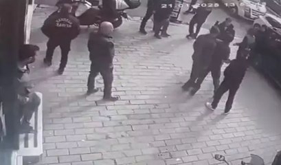 Karaköy'de iş yeri çalışanlarıyla valeler arasında silahlı kavga