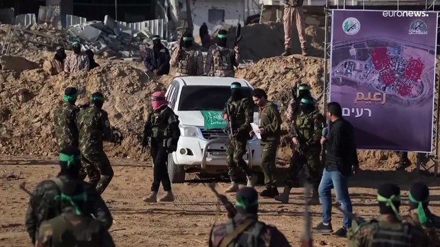 لحظة تسليم حماس الأسيرين بيباس وكالدرون للصليب الأحمر في خان يونس ضمن الدفعة الرابعة للتبادل