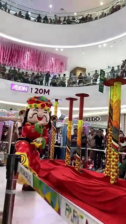 Ông thần tài hài hước không thèm tiền lì xì