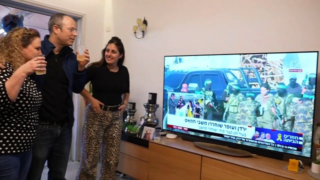 أقارب الرهينة الإسرائيلي-الفرنسي عوفر كالديرون يحتفلون بإطلاق سراحه