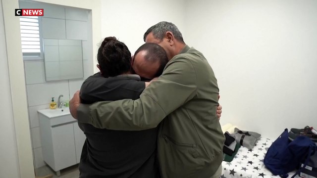 Les images émouvantes des retrouvailles entre Yarden Bibas, libéré par le Hamas ce samedi, et sa famille