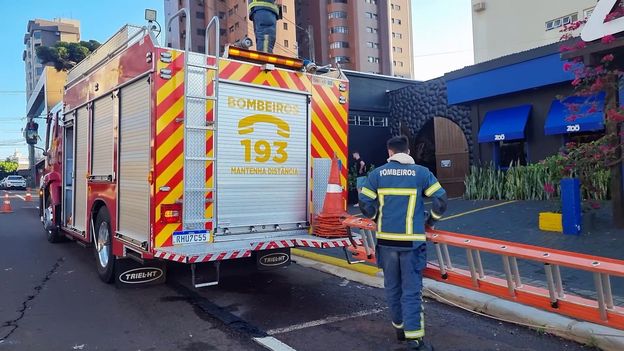 Bombeiros combatem incêndio em loja de aquários e peixes ornamentais em Cascavel