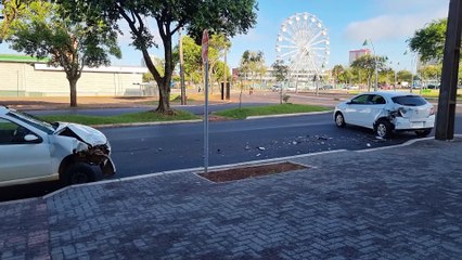 Forte acidente entre Onix e Palio deixam feridos no Centro; Veículos ficam abandonados na rua