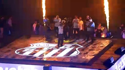 Neymar receives incredible welcome at Santos presentation