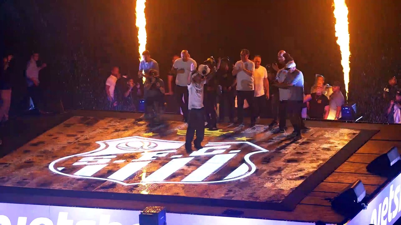Neymar receives incredible welcome at Santos presentation