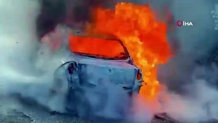 Seyir halindeyken alev alan otomobil kullanılamaz hale geldi