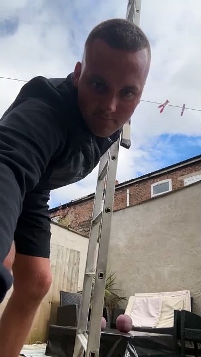 Daredevil balances ladder on chin perfectly without losing balance
