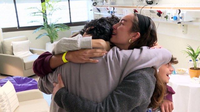 شاهد كيف كان رد فعل أسرة الأسير الإسرائيلي الفرنسي عوفر كالديرون بعد الإفراج عنه