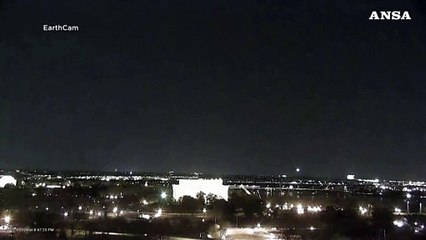 L'impatto tra aereo passeggeri e elicottero militare nelle riprese EarthCam