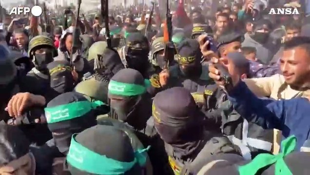 I miliziani di Hamas frenano la folla durante la liberazione di Arbel Yeud