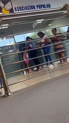 Pocas personas en puntos de renovación de marbetes