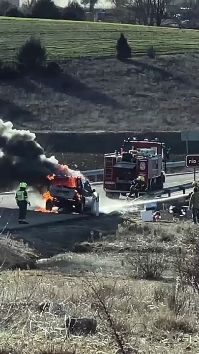 Un aparatoso incendio de un vehículo en una carretera de Segovia pone en jaque a los bomberos