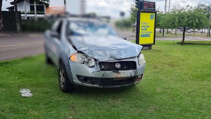 Acidente entre moto e Strada é registrado na Avenida Tancredo Neves