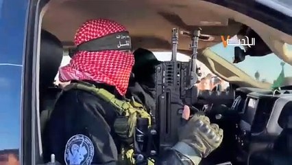 Kassam'dan ele geçirdikleri İsrail silahlarıyla gövde gösterisi