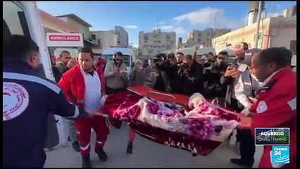 Gazatíes enfermos y heridos cruzan a Egipto para recibir tratamiento