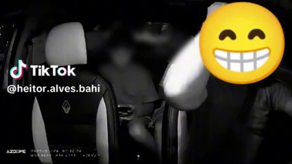 Adolescente se joga de carro em movimento após desconfiar de caminho