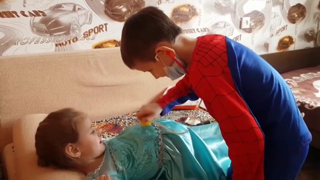 PREGNANT FROZEN ELSA GIVES BIRTH TO BABY_ Беременная Эльза Холодное сердце и человек паук(HD)